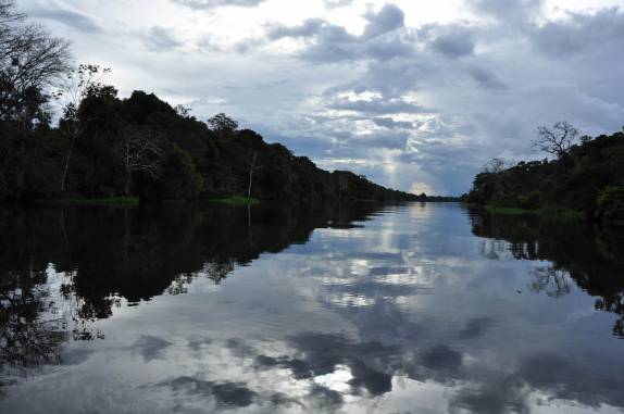 O maravilhoso reflexo do céu nos rios que cortam a Reserva do Mamirauá, região de Tefé, no Amazonas